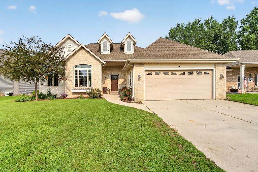 1296 Carla Ln, West Bend