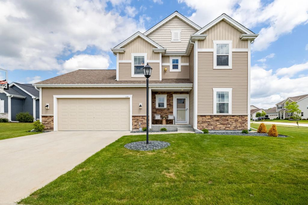 1298 Juniper Ln, Oconomowoc