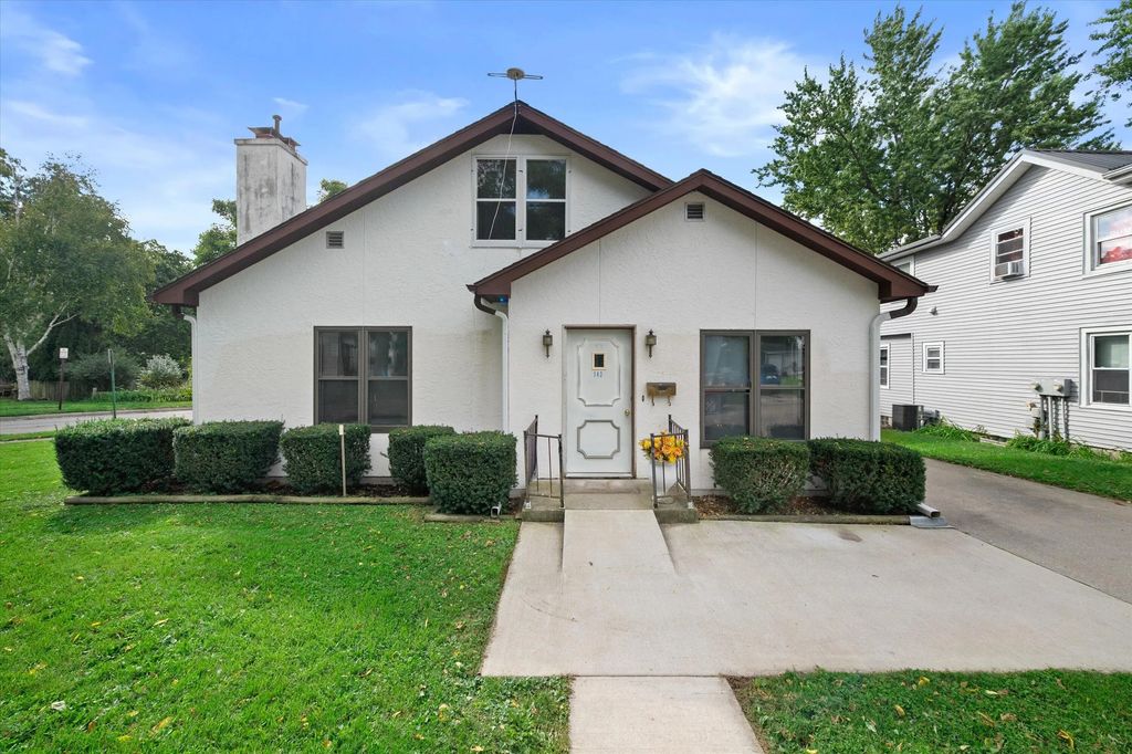 143 E Luther Ave, Oconomowoc