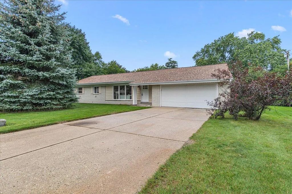 8048 N Greenview Ct, Brown Deer