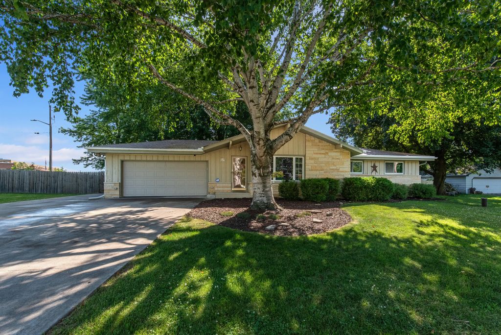 W128n8518 Revere Rd, Menomonee Falls