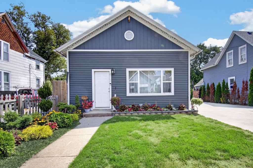 513 N Memorial Dr, Racine