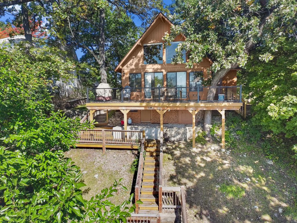 405 Waldeck Dr, Twin Lakes