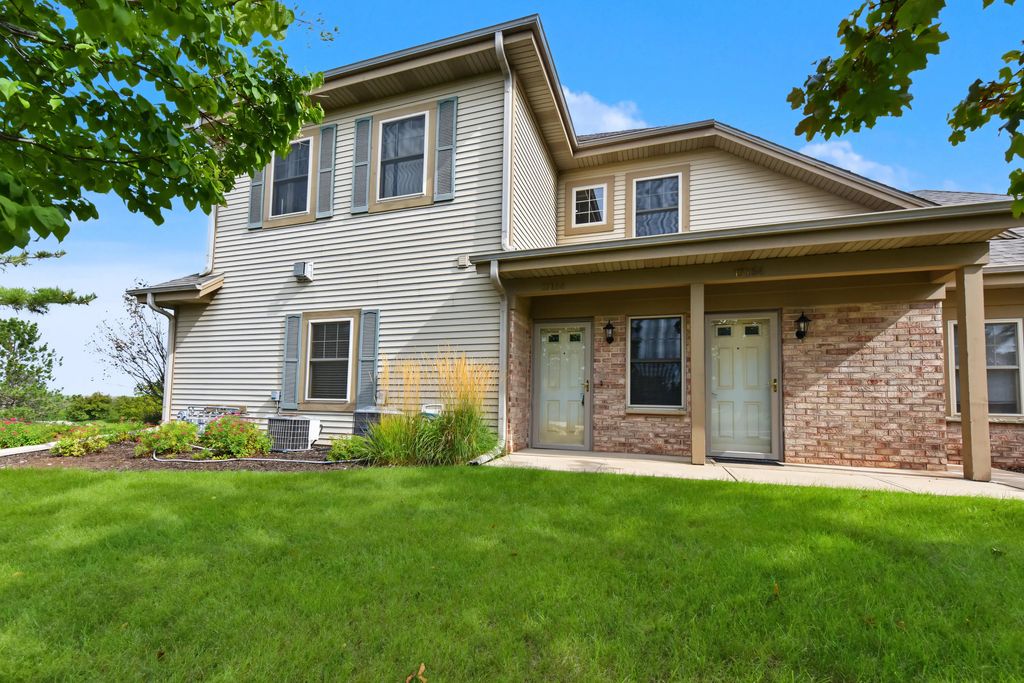 N55w17156 Ravenwood Dr 19156, Menomonee Falls