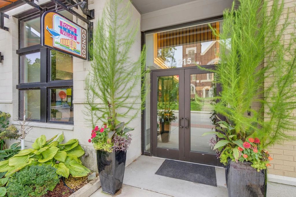 215 E Pleasant St 302, Oconomowoc