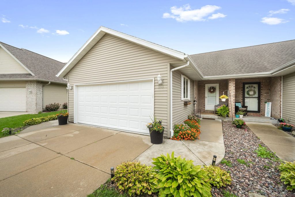 103 Concord Pl, Watertown