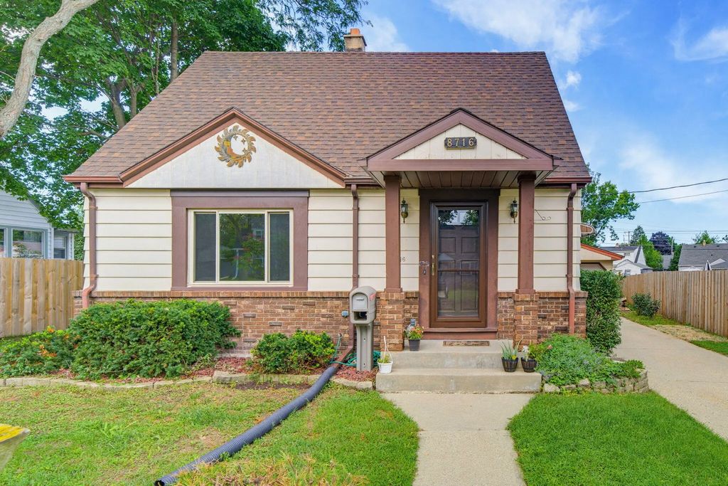 8716 W Boone Ave, West Allis