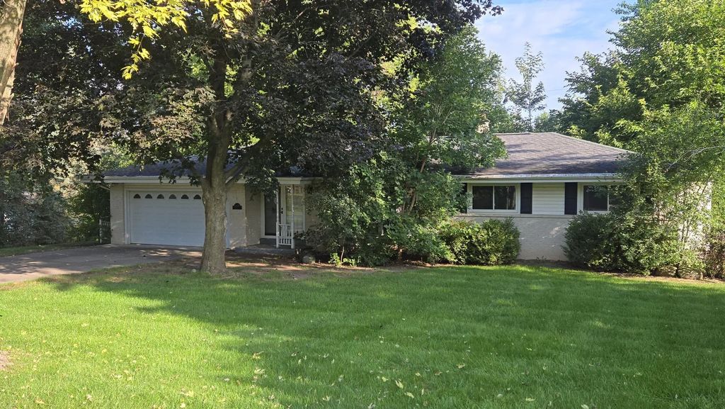 21670 Clarion Ln, Brookfield