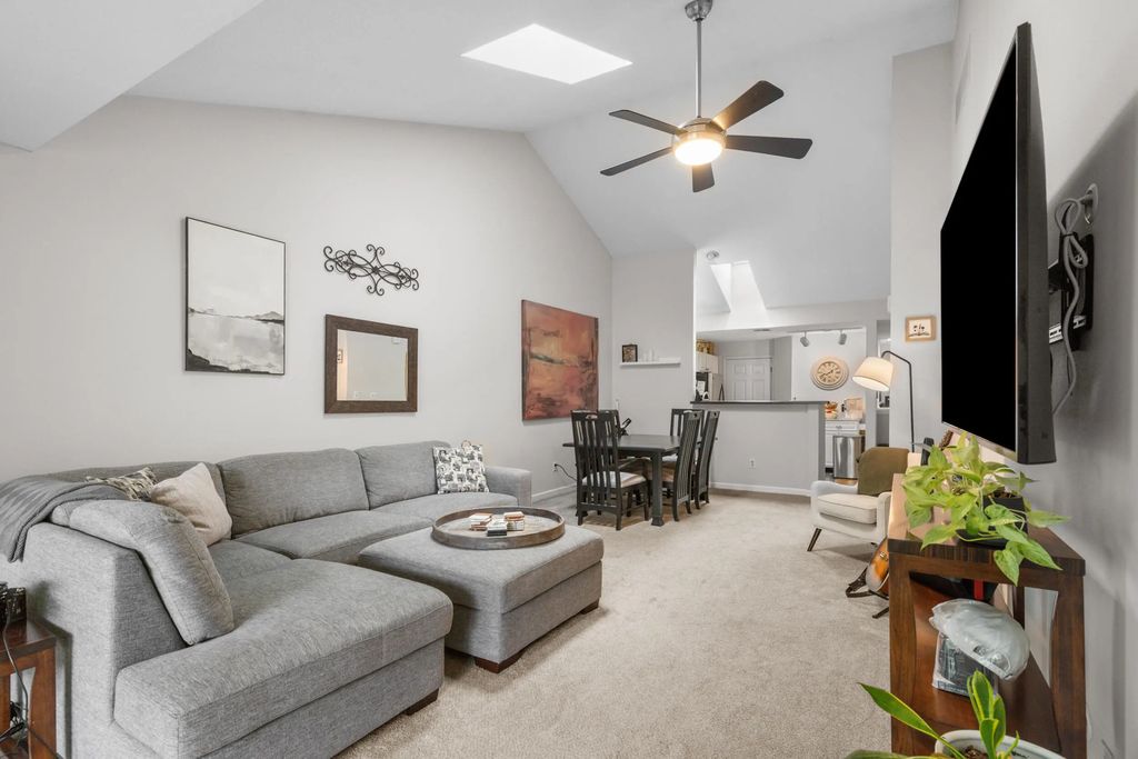 500 W Bender Rd 13, Glendale