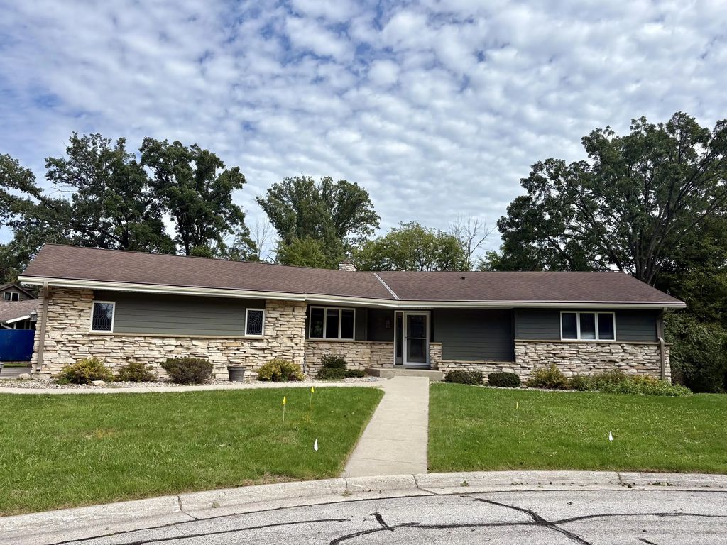 170 Crestwood Dr, Sheboygan Falls