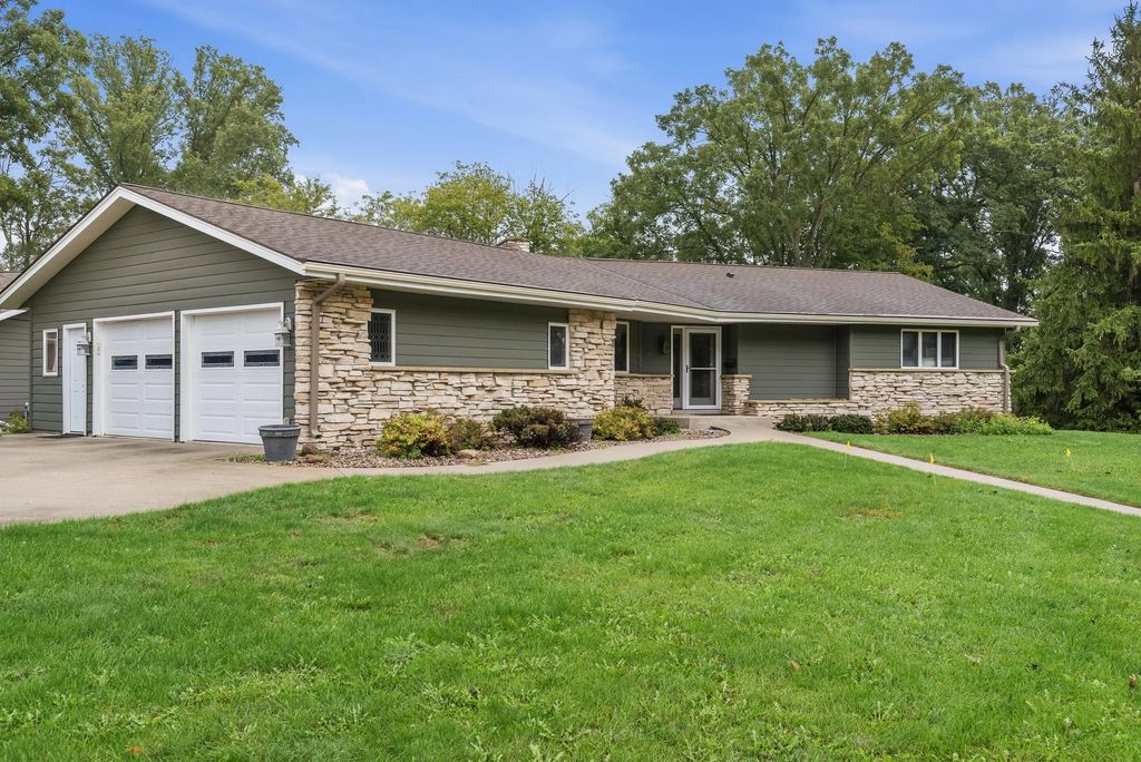 170 Crestwood Dr, Sheboygan Falls