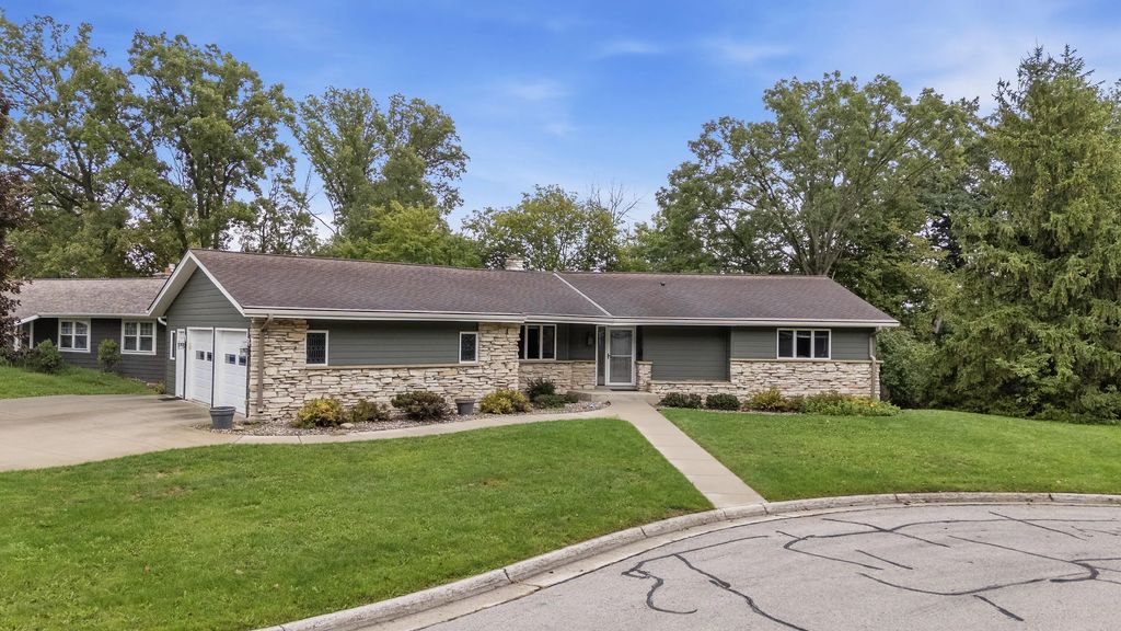 170 Crestwood Dr, Sheboygan Falls