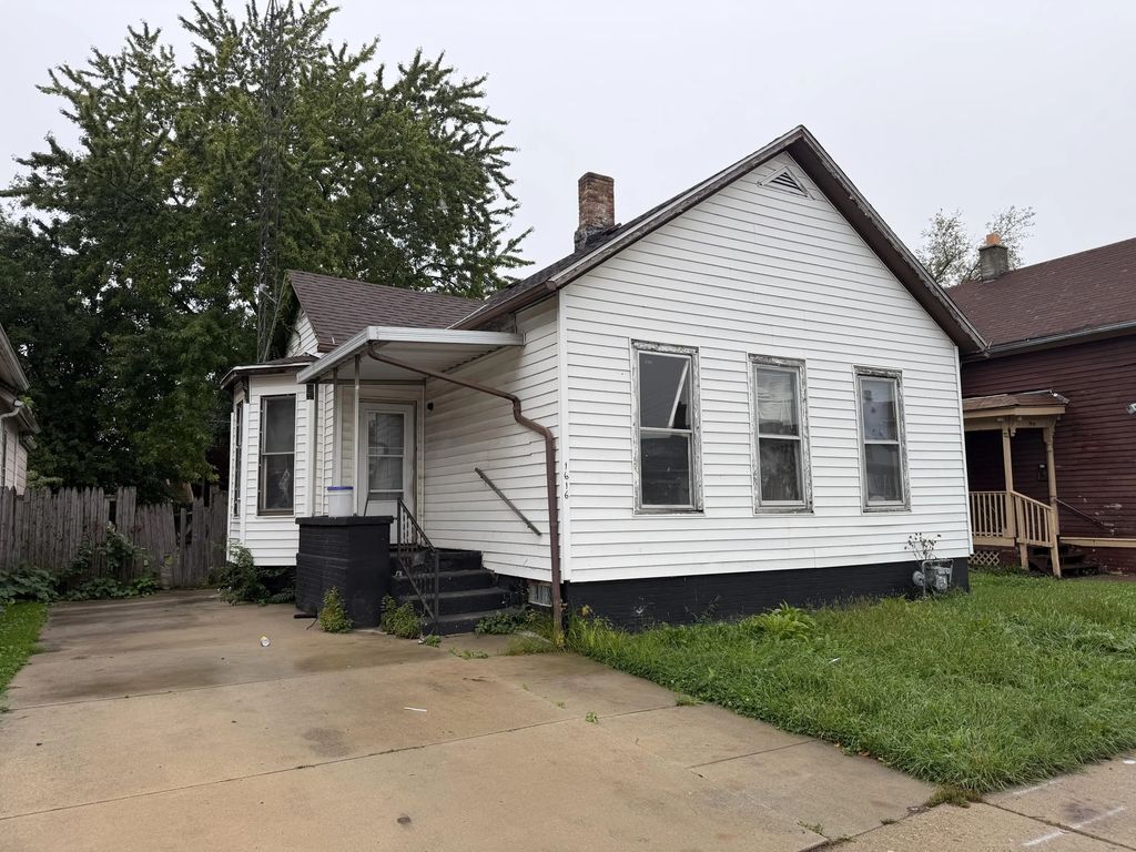 1616 S Memorial Dr, Racine