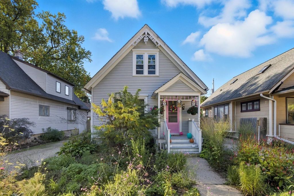 7305 Blanchard St Upper, Wauwatosa