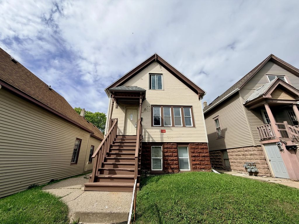 2363 S 9th St 2363a, Milwaukee