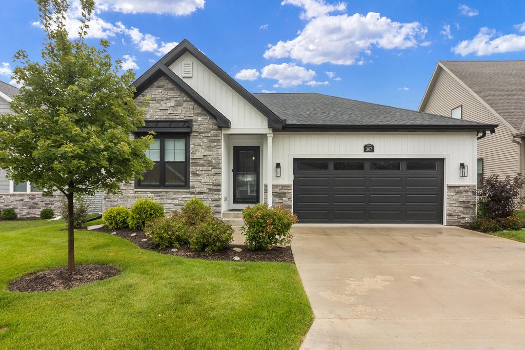 307 Evan Dr, Lake Geneva