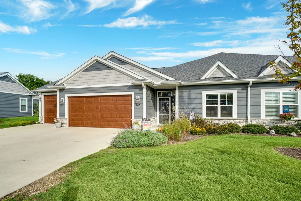 135 Phantom Lake Ct, Mukwonago