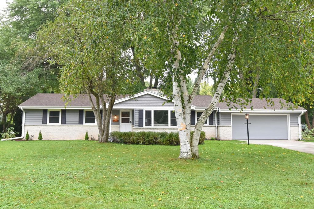 5565 S Monaco Pl, Hales Corners