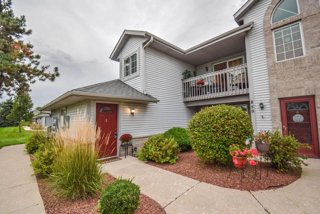 859 Quinlan Dr H, Pewaukee