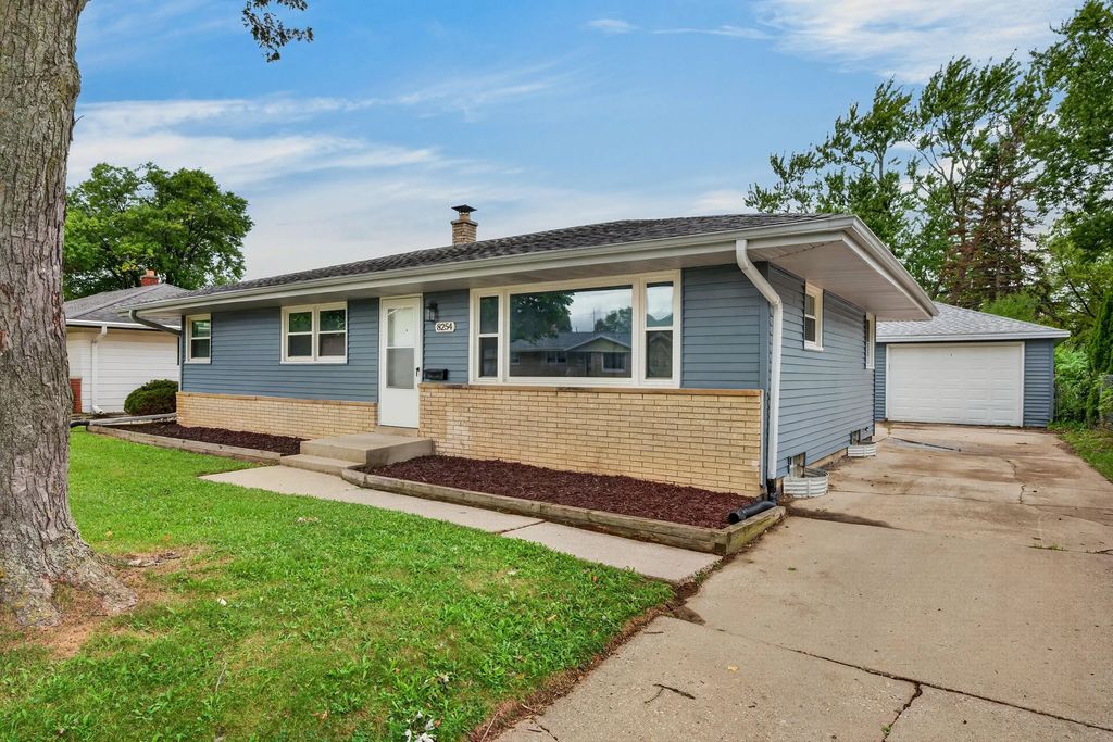 8254 W Daphne St, Milwaukee