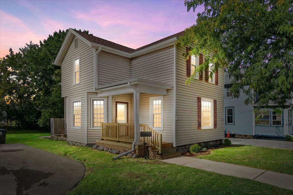235 W South St, Oconomowoc