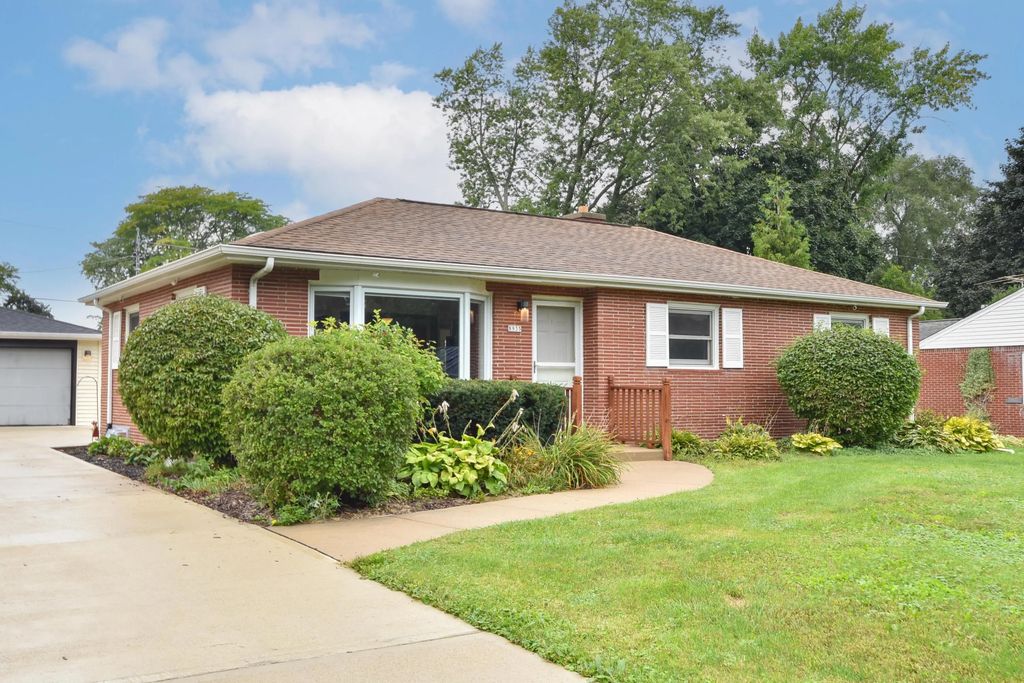 8935 N Navajo Rd, Bayside