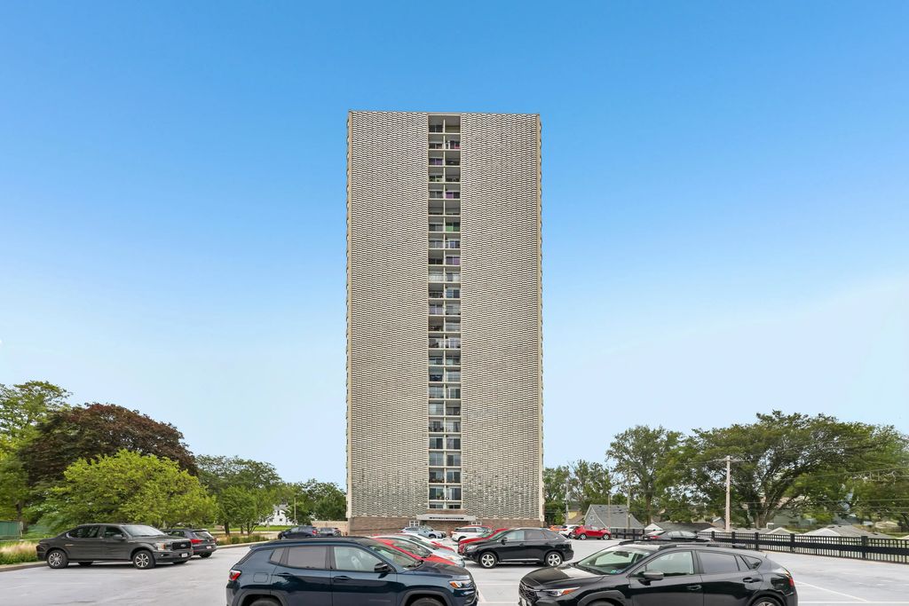 2525 S Shore Dr 3b, Milwaukee