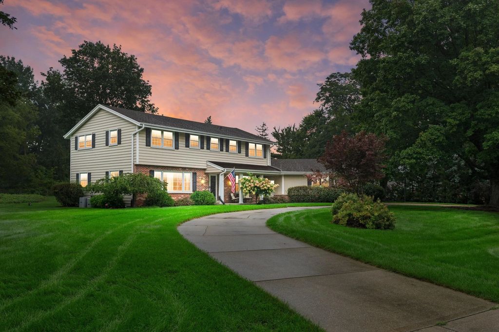 16040 Siesta Ln, Brookfield