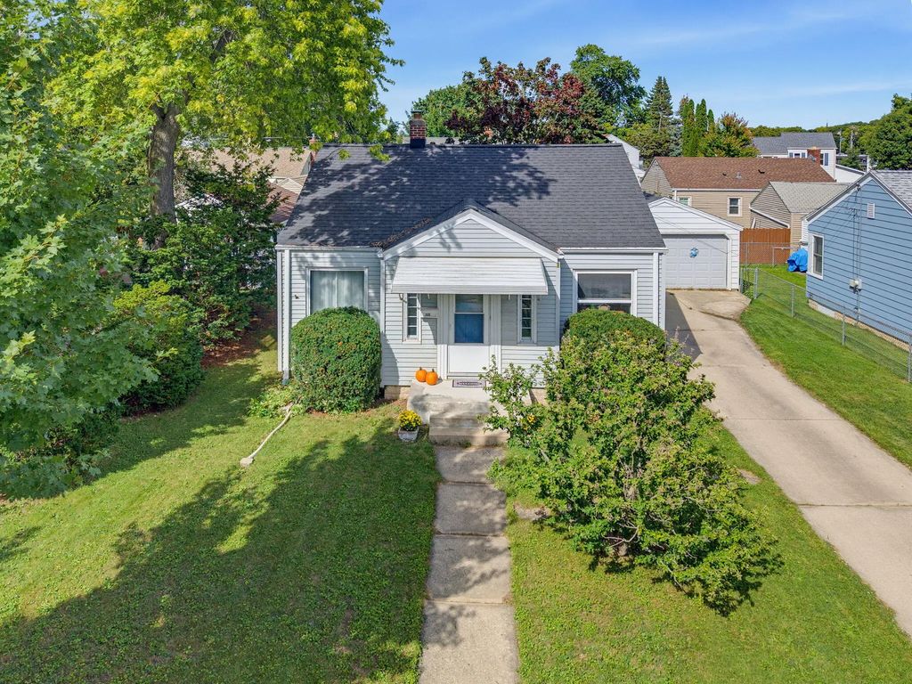 325 E Gauer Cir, Milwaukee
