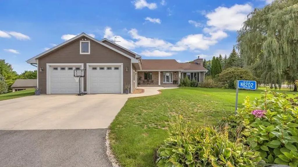 N8202 Lake View Cir, Rhine