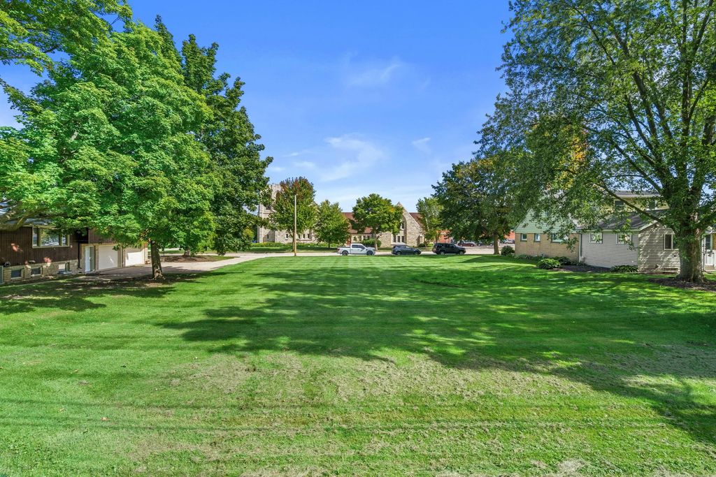 810 S 6th Ave, West Bend