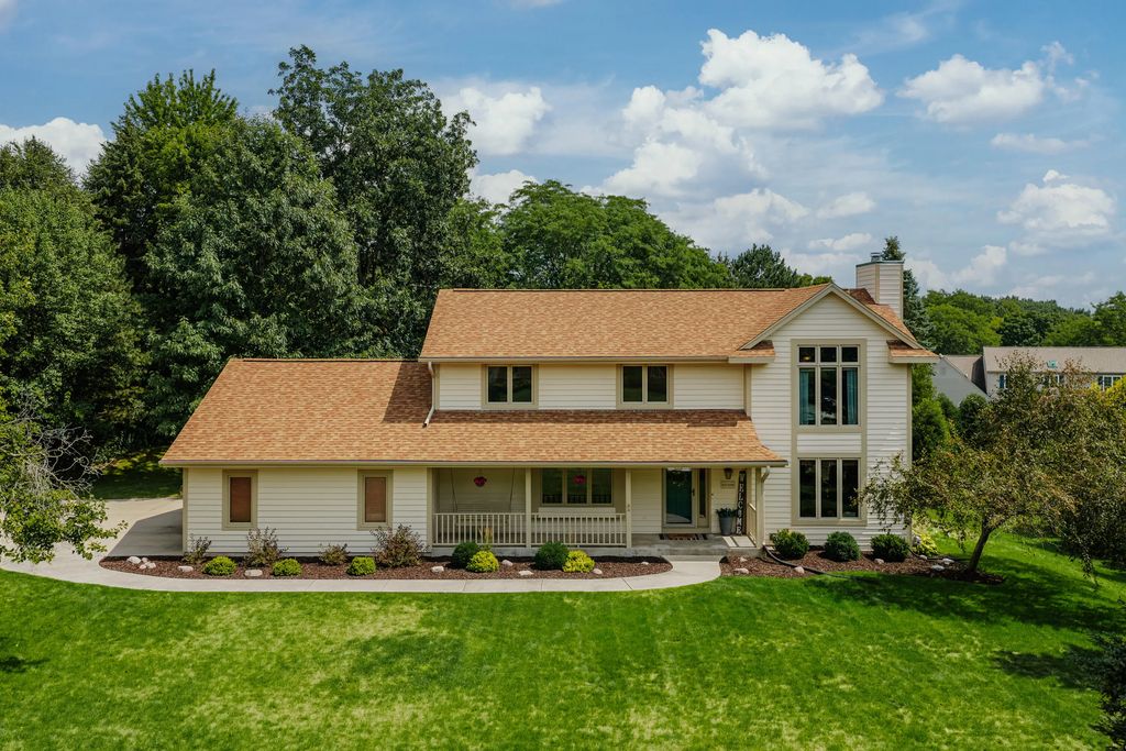 W237n3390 Five Fields Rd, Pewaukee