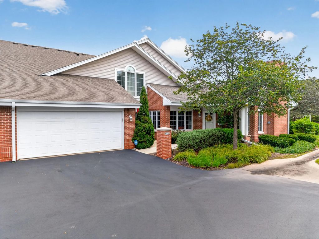 8779 Woodbridge Dr, Greendale