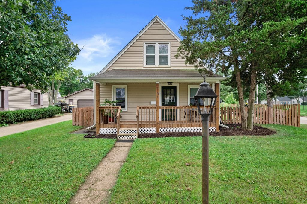 153 W Roberta Ave, Waukesha