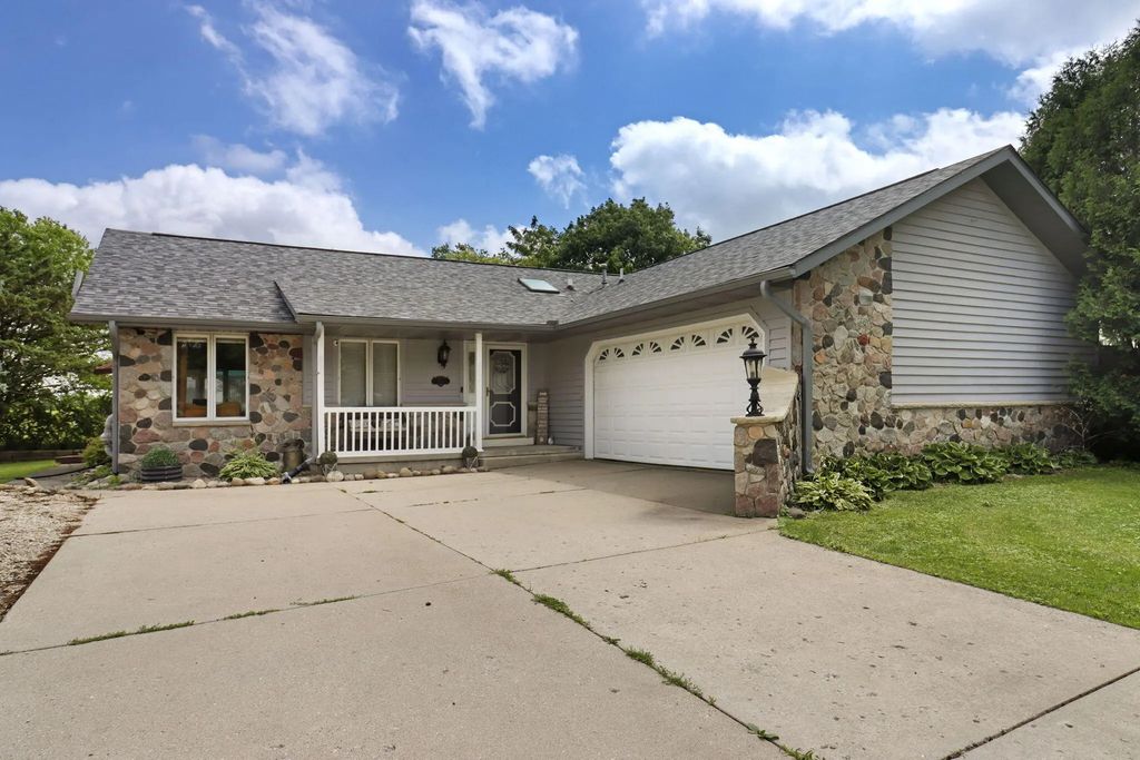 645 W Estate Ct, Elkhorn