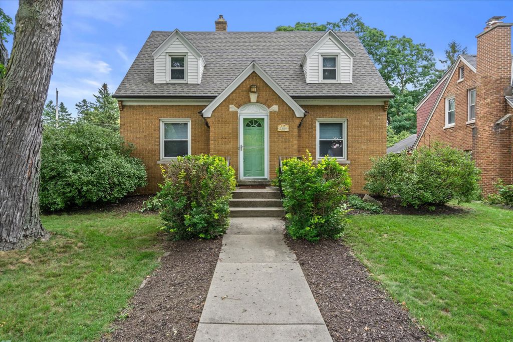 2380 N 115th St, Wauwatosa