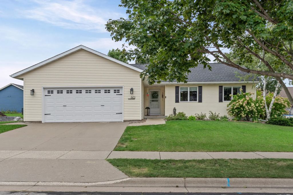 802 Silver Dr, Holmen