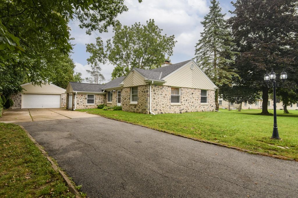 3260 S 124th St, West Allis