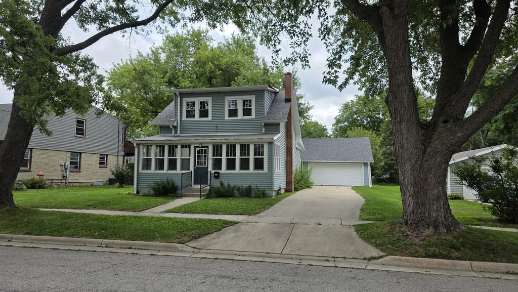 29 S Locust St, Oconomowoc