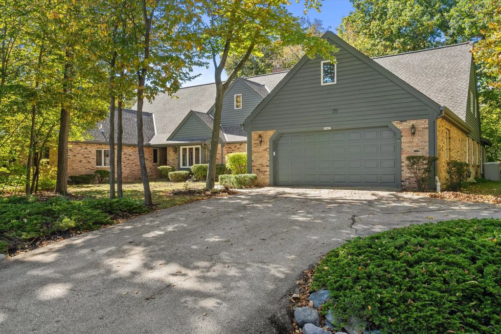 12427 N Golf Dr, Mequon