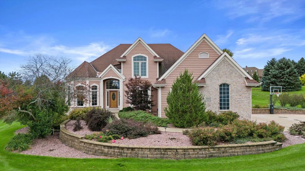 W287n921 Bedouin Ct, Delafield