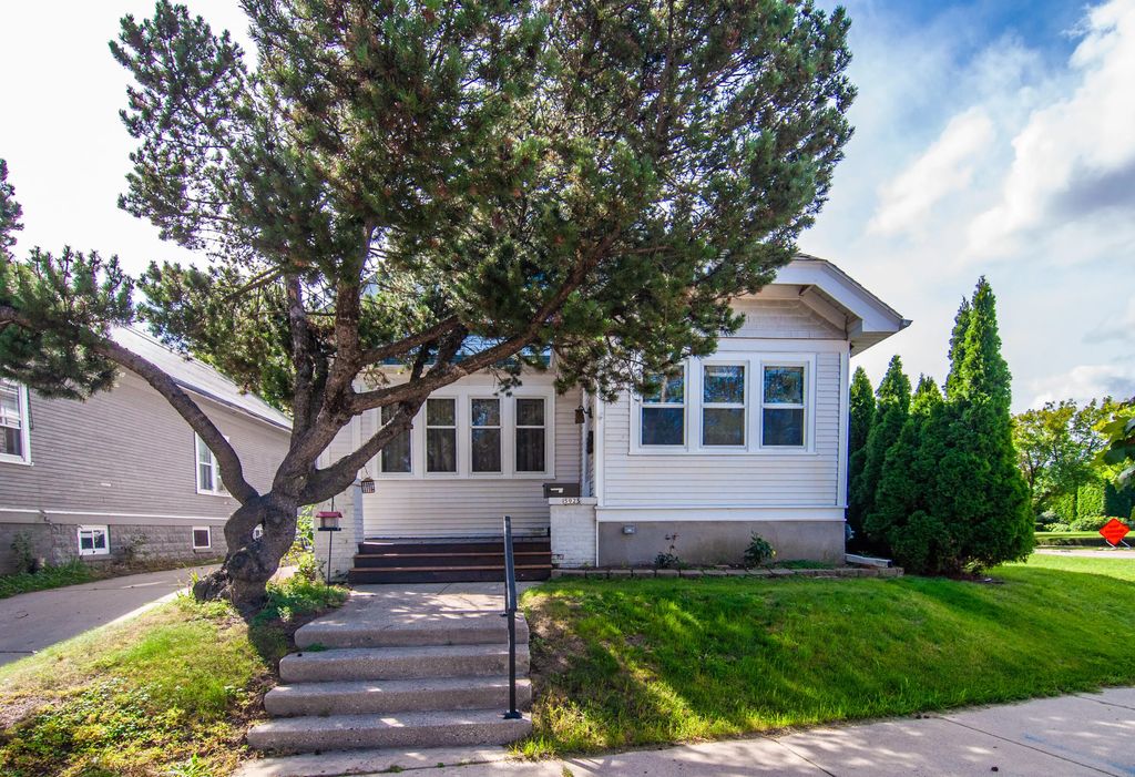 5925 W Lloyd St, Milwaukee