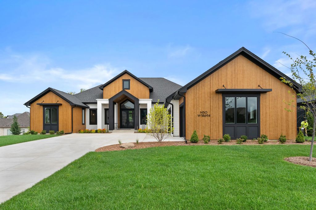 N50w18694 Woodfield Way, Menomonee Falls