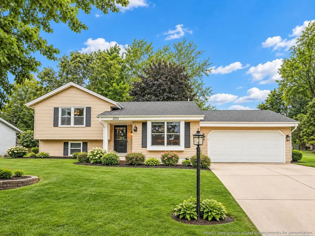 2530 University Dr, Waukesha