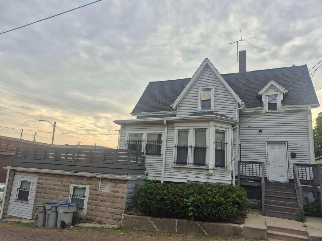 2028 W Michigan St, Milwaukee