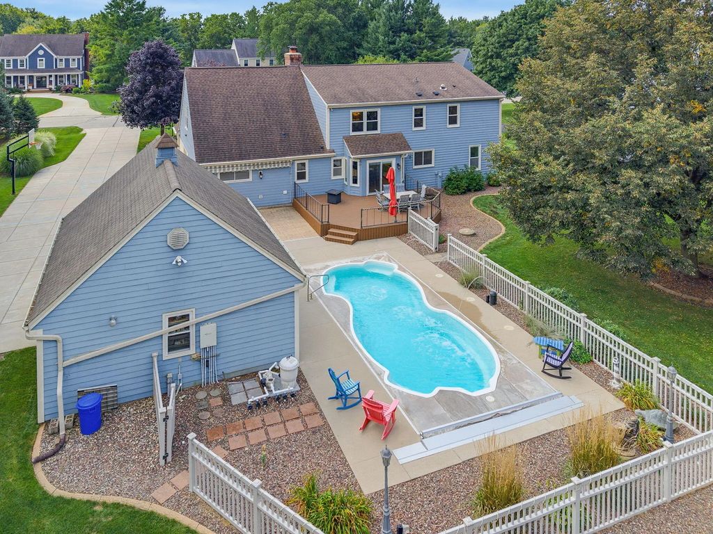 149 Hickory Dr, Delafield