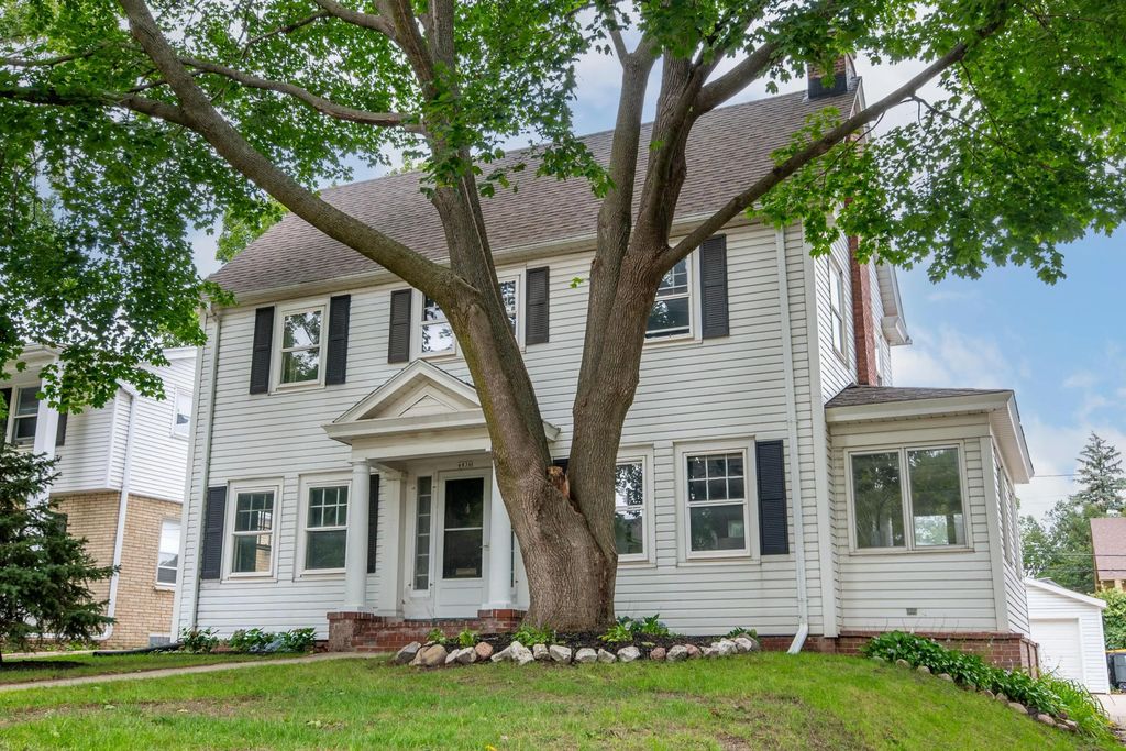 6836 W Wisconsin Ave, Wauwatosa