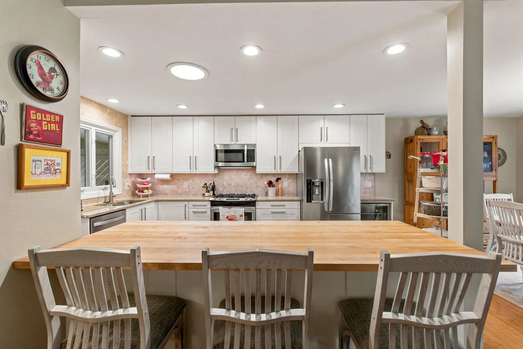 10305 N Adams Ct, Mequon