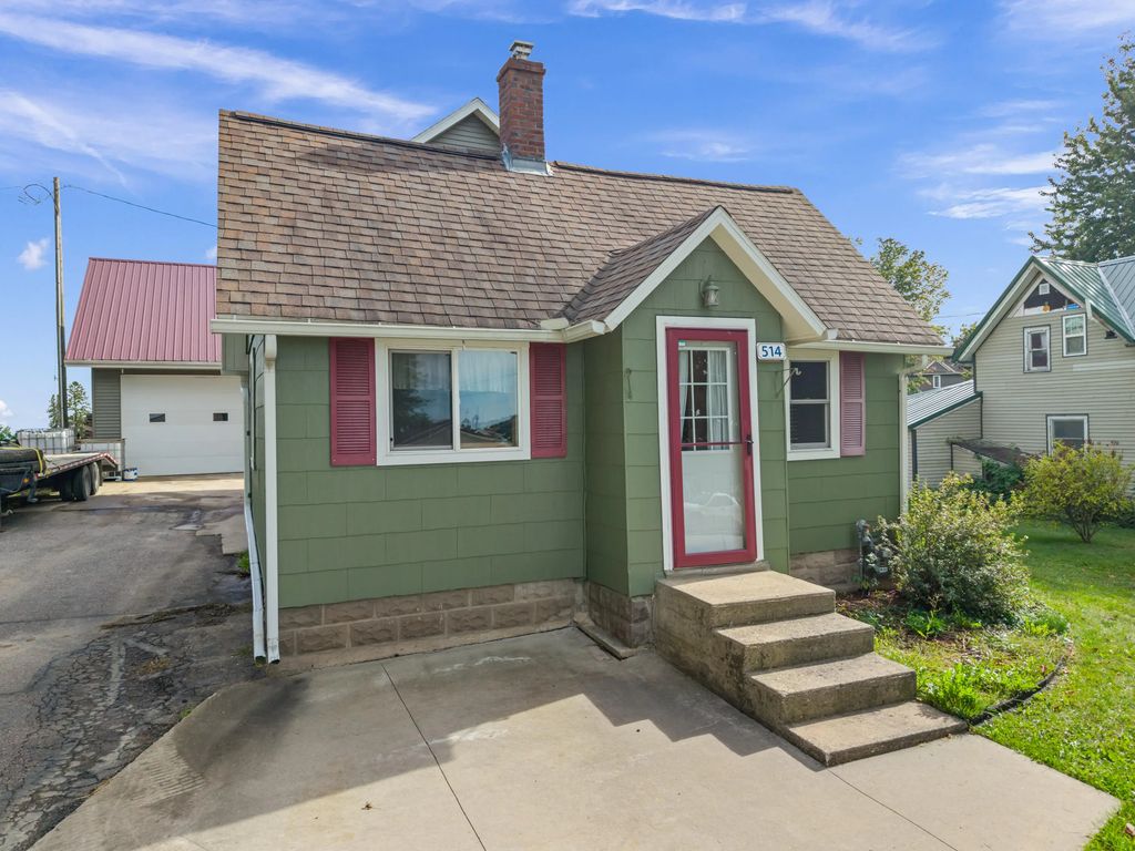 514 Maple Dr, Spring Grove