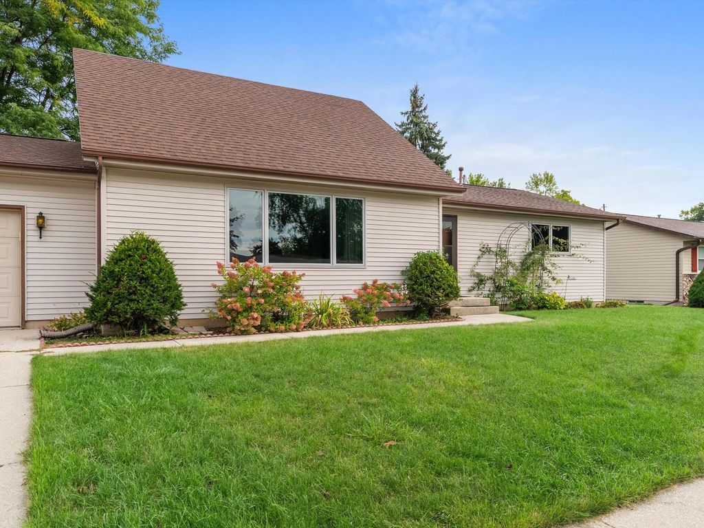 1378 Irving Cir, Manitowoc